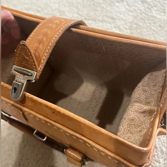 🪸 VINTAGE MR Canoa Industria Argentina Hand Tooled Leather Purse Suitcase Doc… - Picture 5 of 12